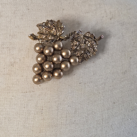 grapevine brooch with rhinestone and cluster faux pearl marked bj (beatrix) 70s - Picture 6 of 7